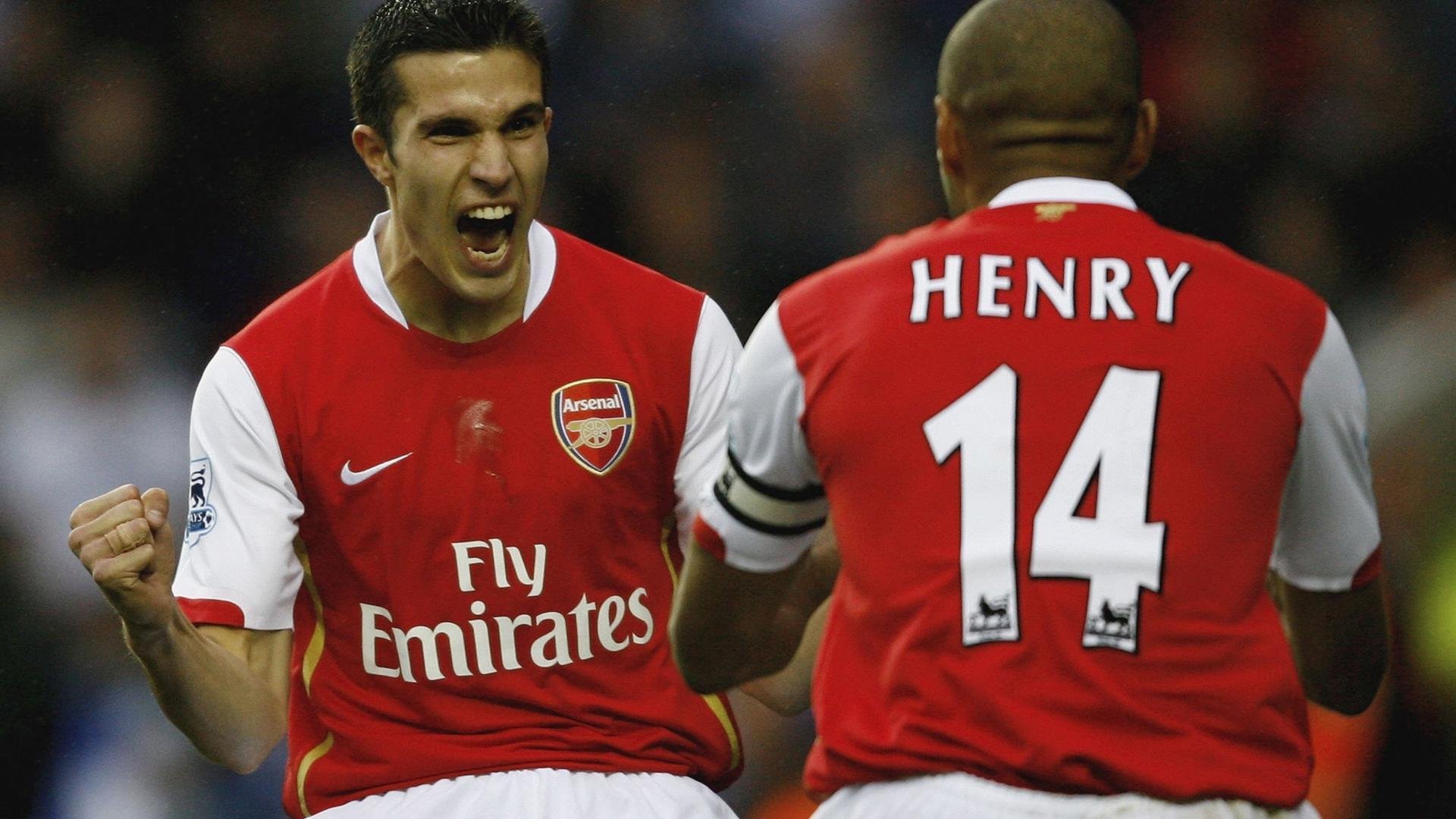 “泥泞激战：雨后泥地上的疯狂追逐”，泥泞的雨天